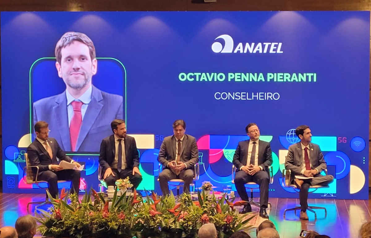 Foto: Solenidade de posse dos novos conselheiros da Anatel; no telão, Otávio Pieranti