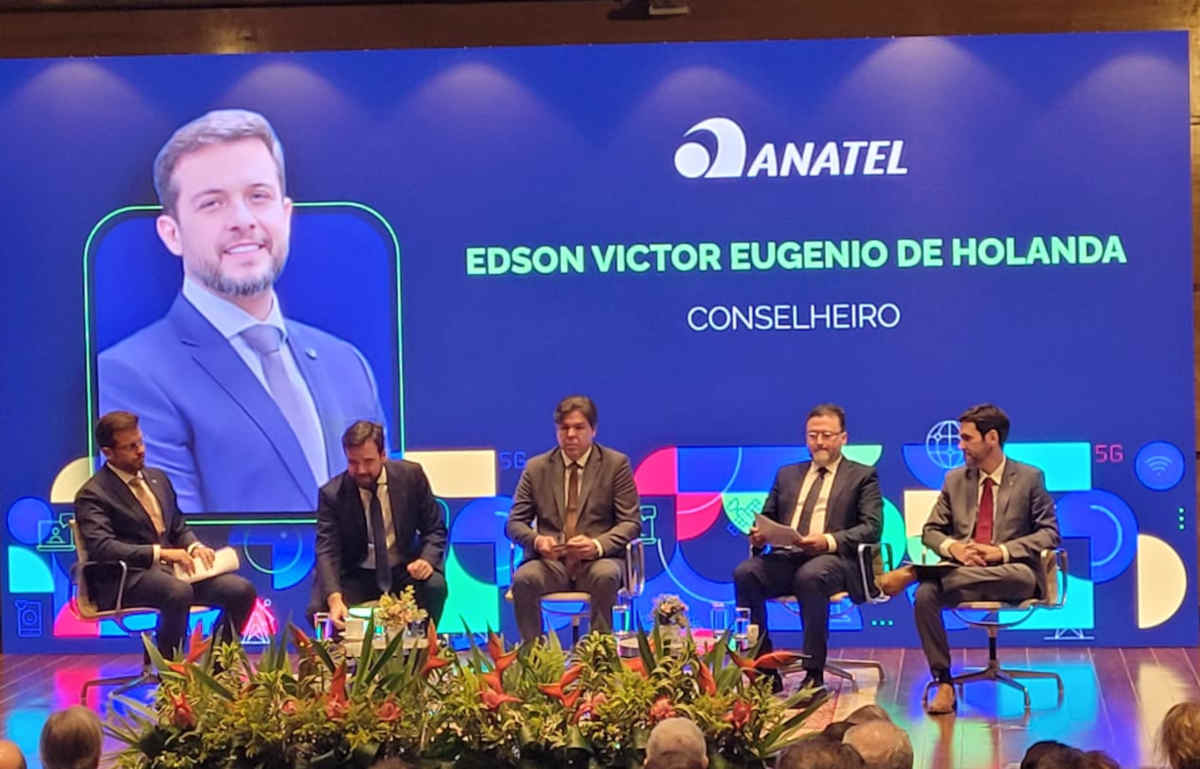 Foto: Solenidade de posse dos novos conselheiros da Anatel; no telão, Edson Holanda